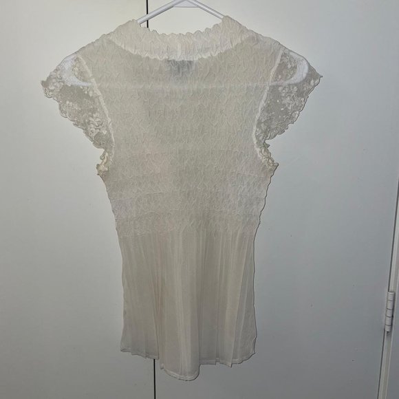 Adorable white small white ruched v neck lace top with eyelet sleeves - Picture 4 of 4